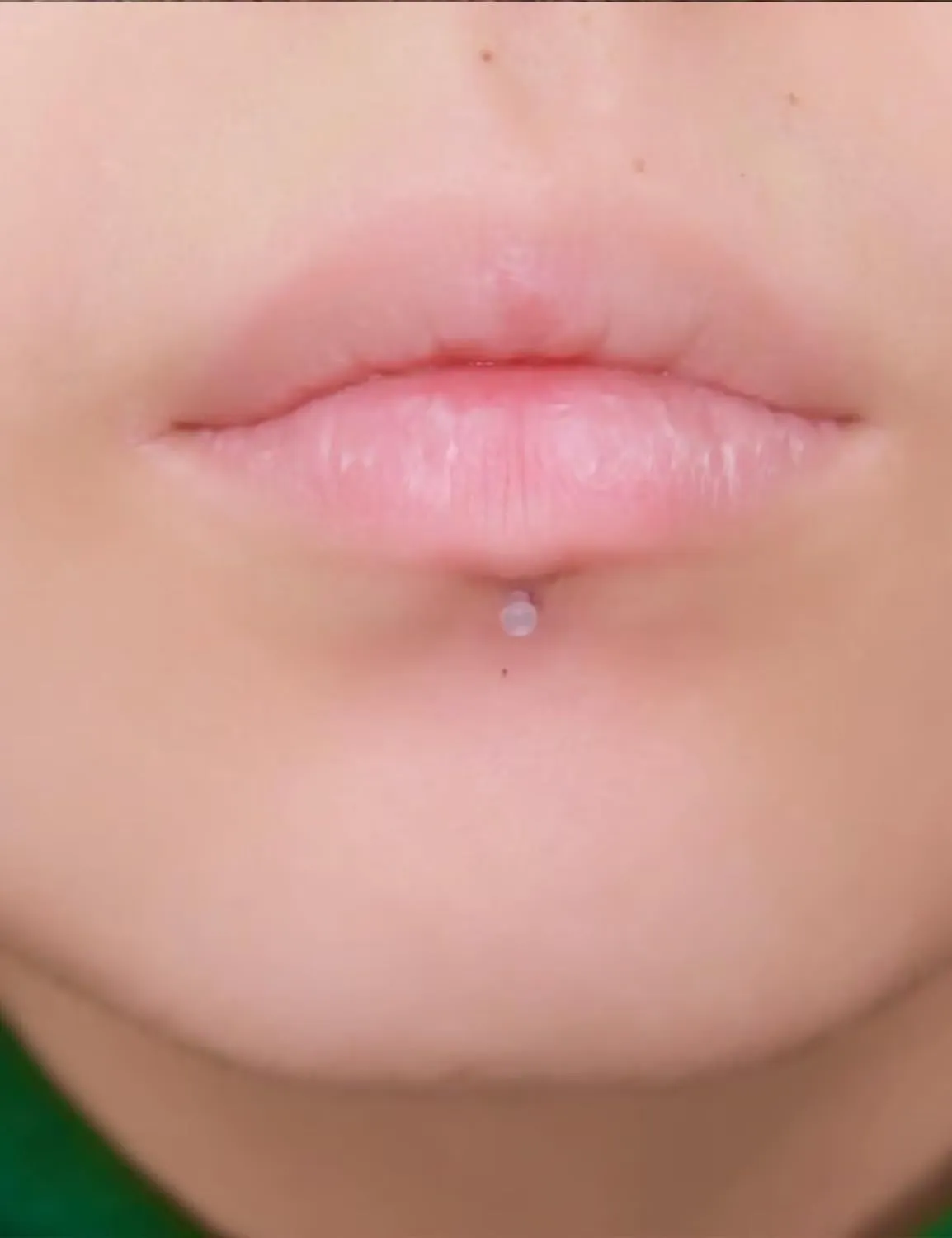 Kridzisw 16G 18G Clear Plastic Push in Lip Labret Medusa Monroe Nose Piercing Retainers for Surgery Sport Work Bioflex Flat Back Tragus Helix Catilage Conch Earrings for Women Men 6mm 8mm 10mm 12mm